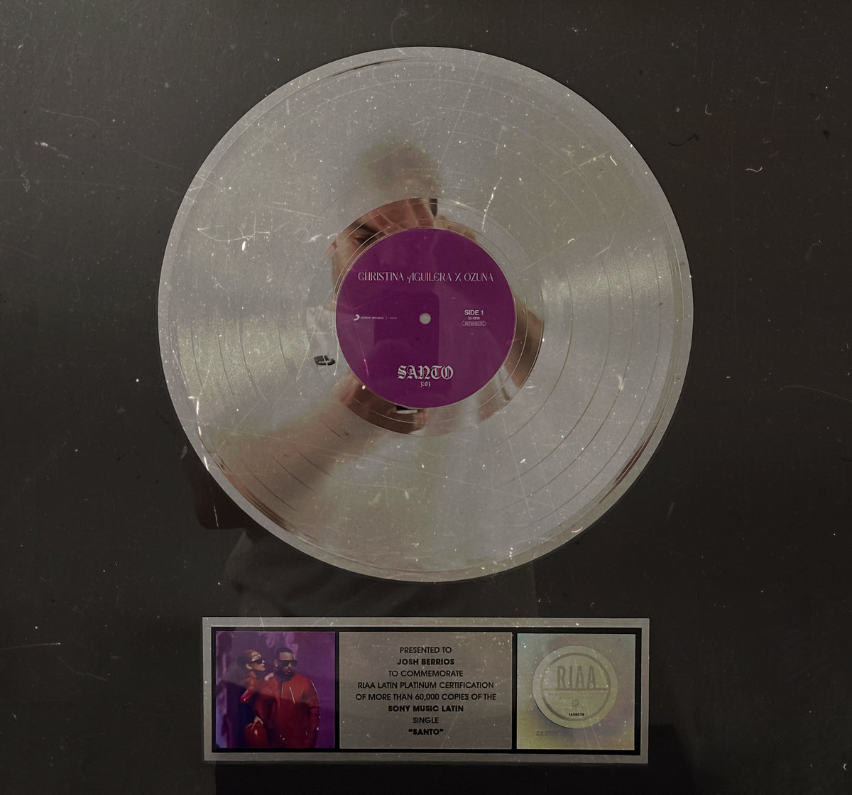 Josh con su Disco de Platino